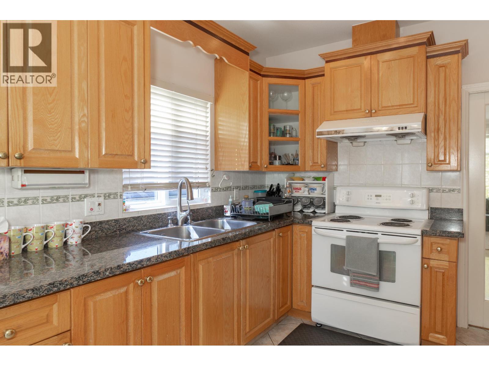Photo 23 of 952 E 31st Avenue, Vancouver BC