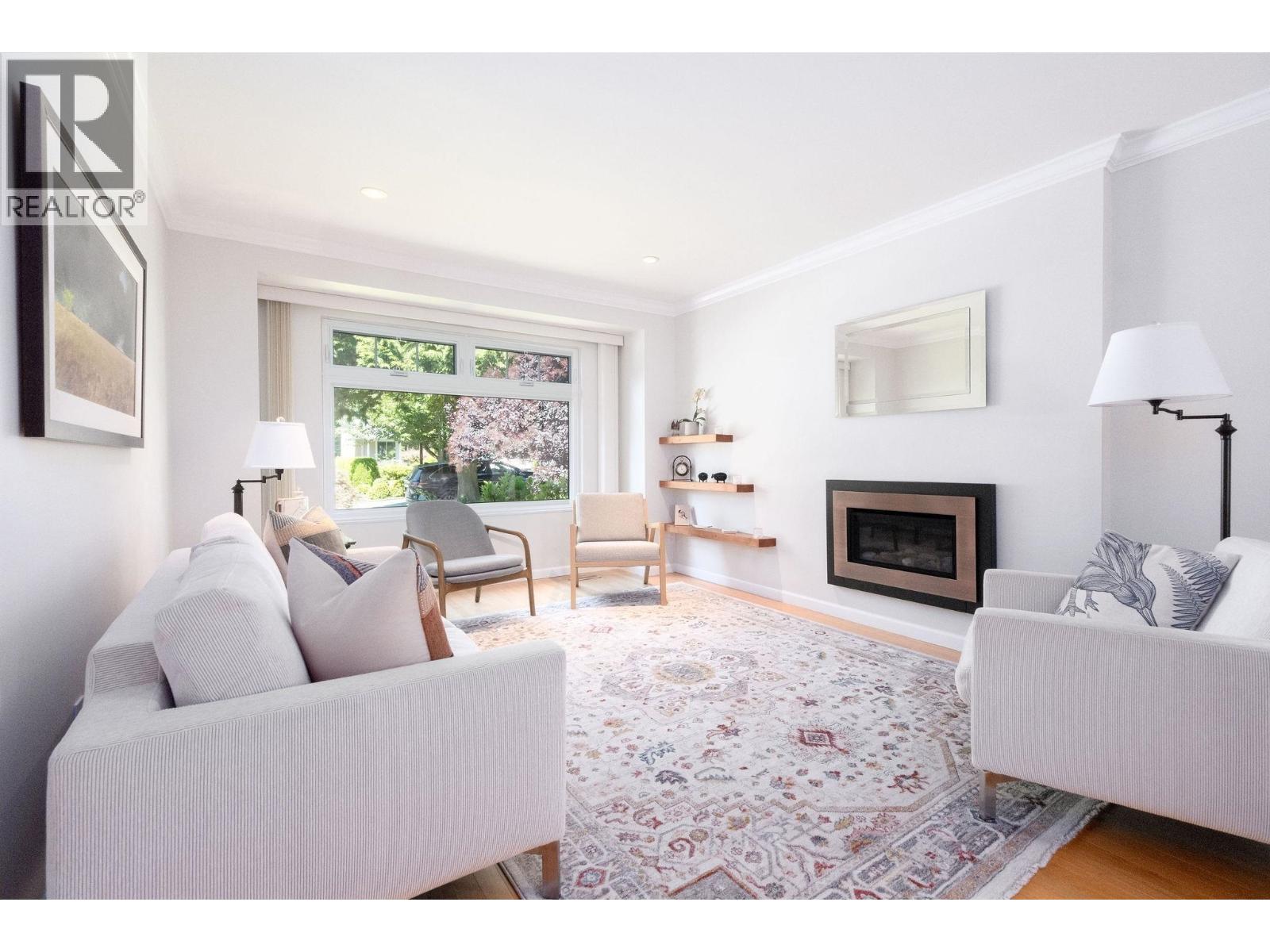 Photo 3 of 1504 Jubilee Court, North Vancouver BC
