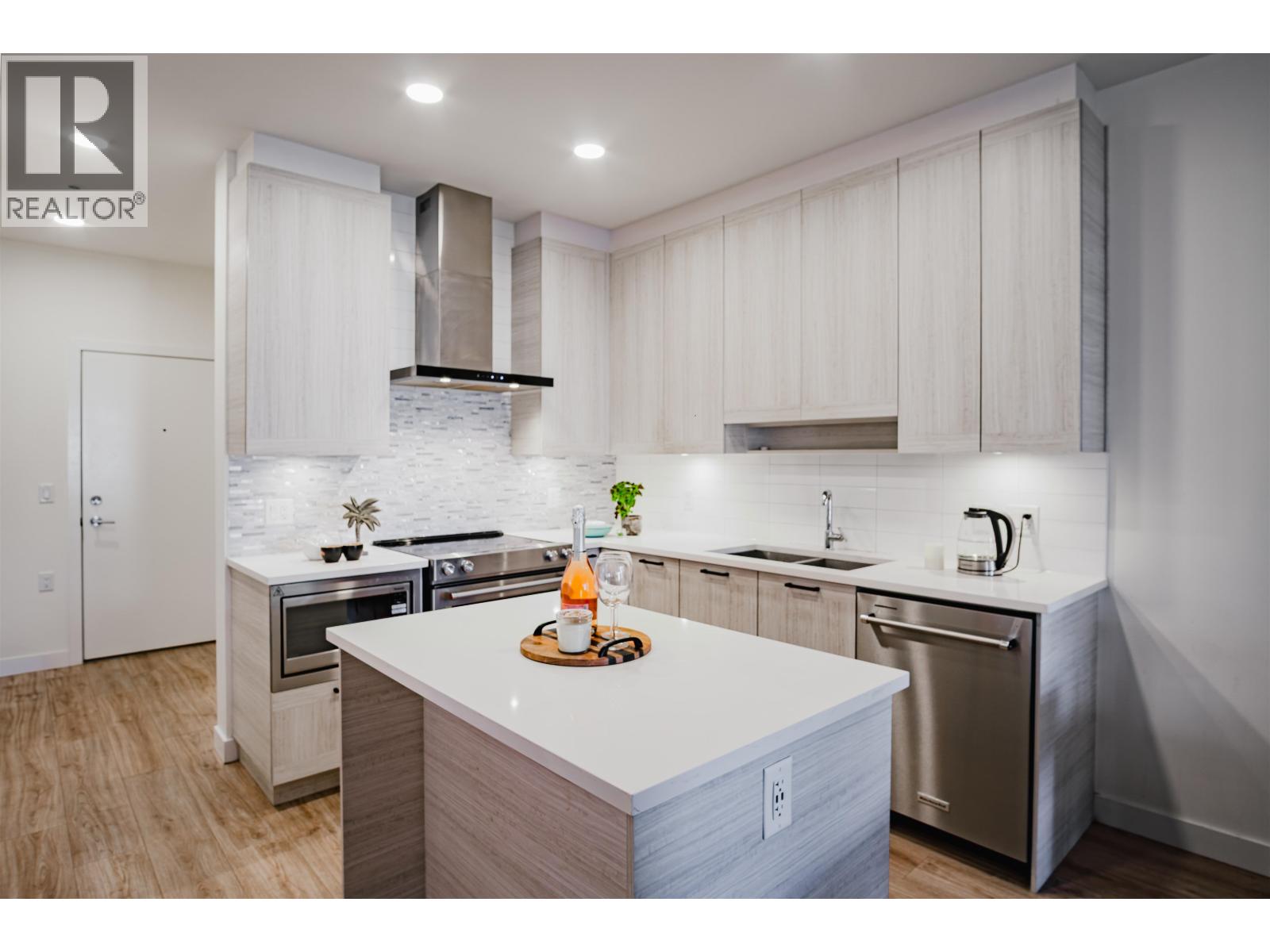 Photo 6 of 320 7133 14th Avenue, Burnaby BC