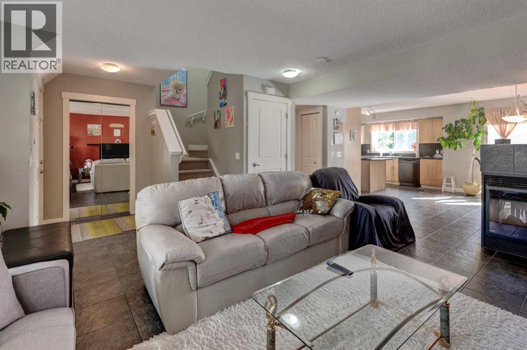 Photo 4 of 16 Bridlecrest Street Sw, Calgary AB