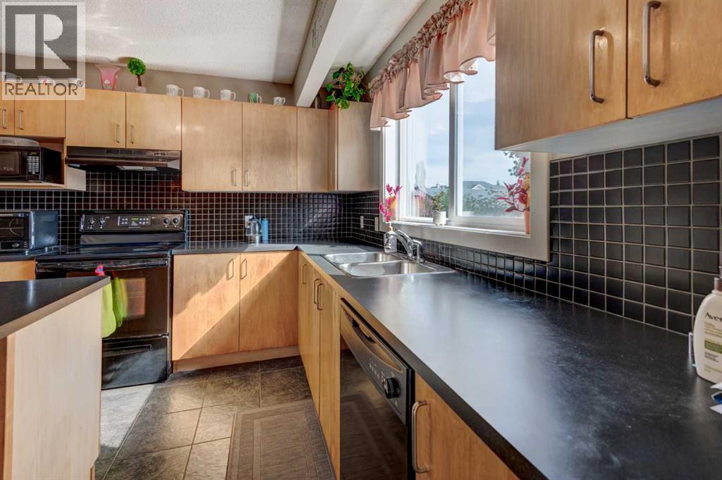 Photo 10 of 16 Bridlecrest Street Sw, Calgary AB