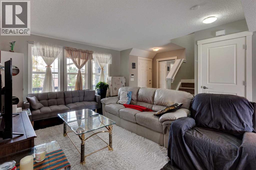 Photo 3 of 16 Bridlecrest Street Sw, Calgary AB