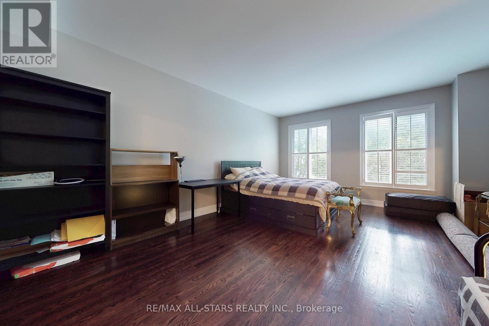 Photo 11 of 246 Walmer Road, Toronto ON