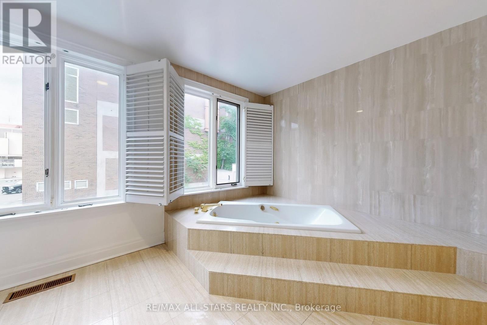 Photo 20 of 246 Walmer Road, Toronto ON