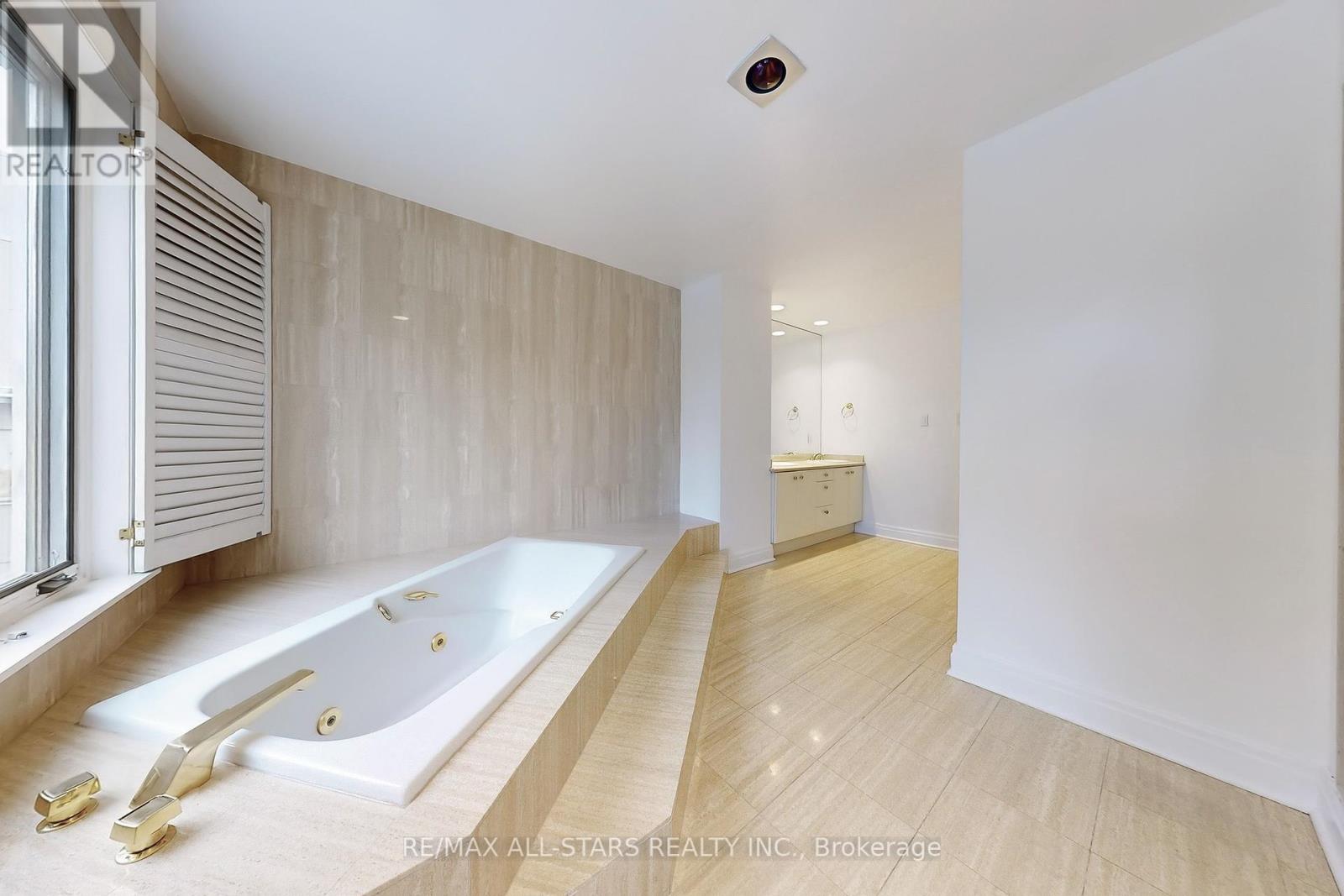 Photo 4 of 246 Walmer Road, Toronto ON