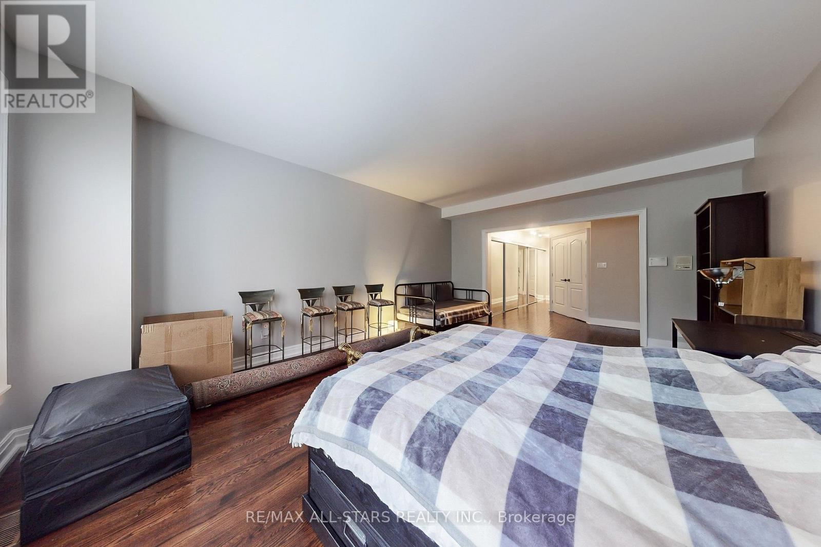 Photo 18 of 246 Walmer Road, Toronto ON