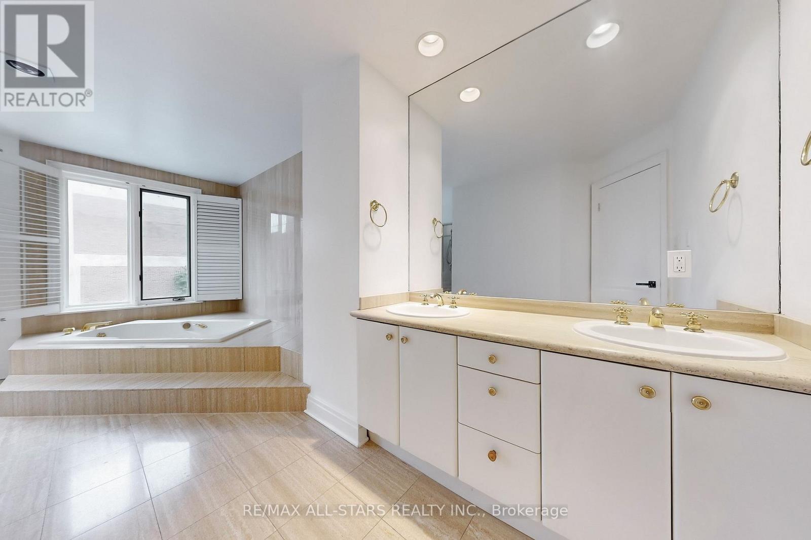 Photo 14 of 246 Walmer Road, Toronto ON