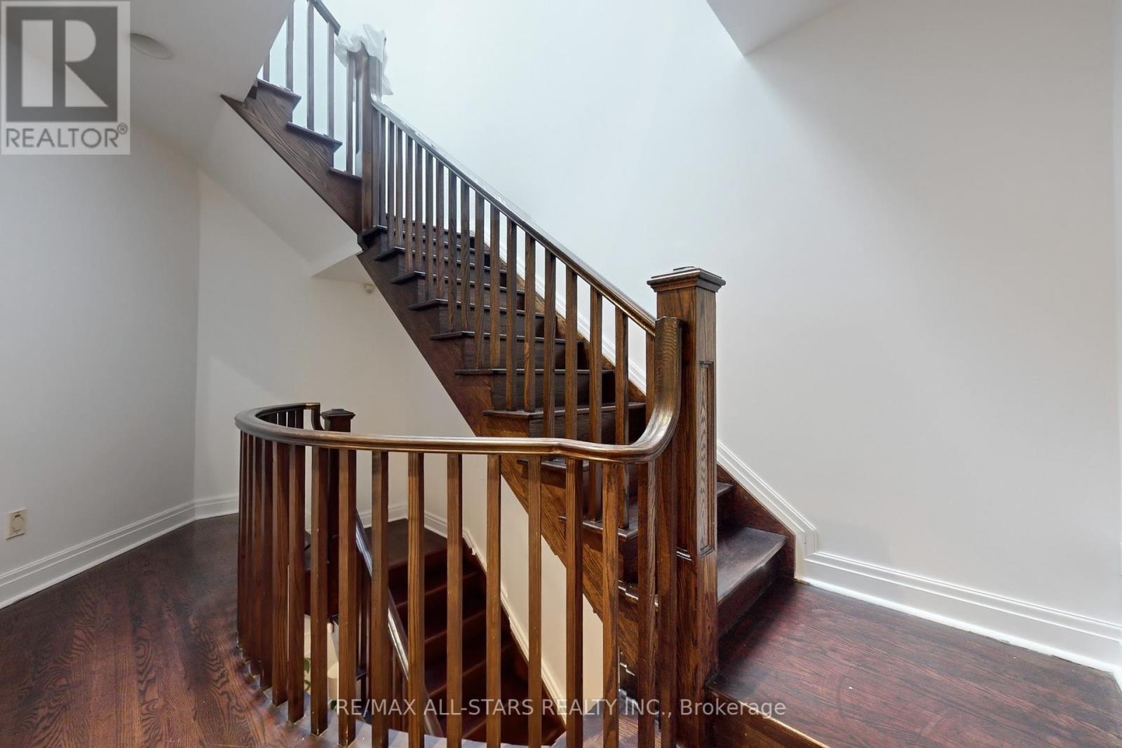 Photo 12 of 246 Walmer Road, Toronto ON