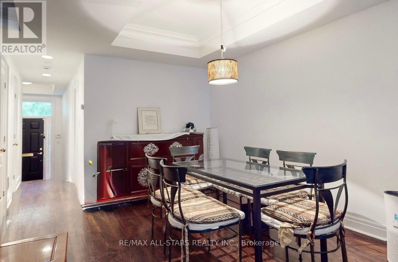 Photo 8 of 246 Walmer Road, Toronto ON