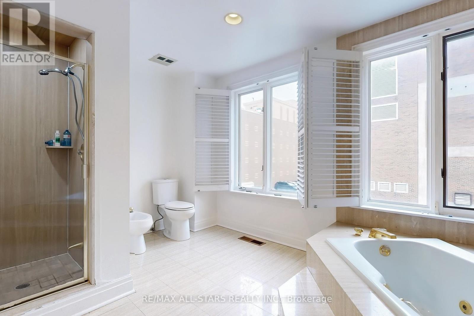 Photo 25 of 246 Walmer Road, Toronto ON
