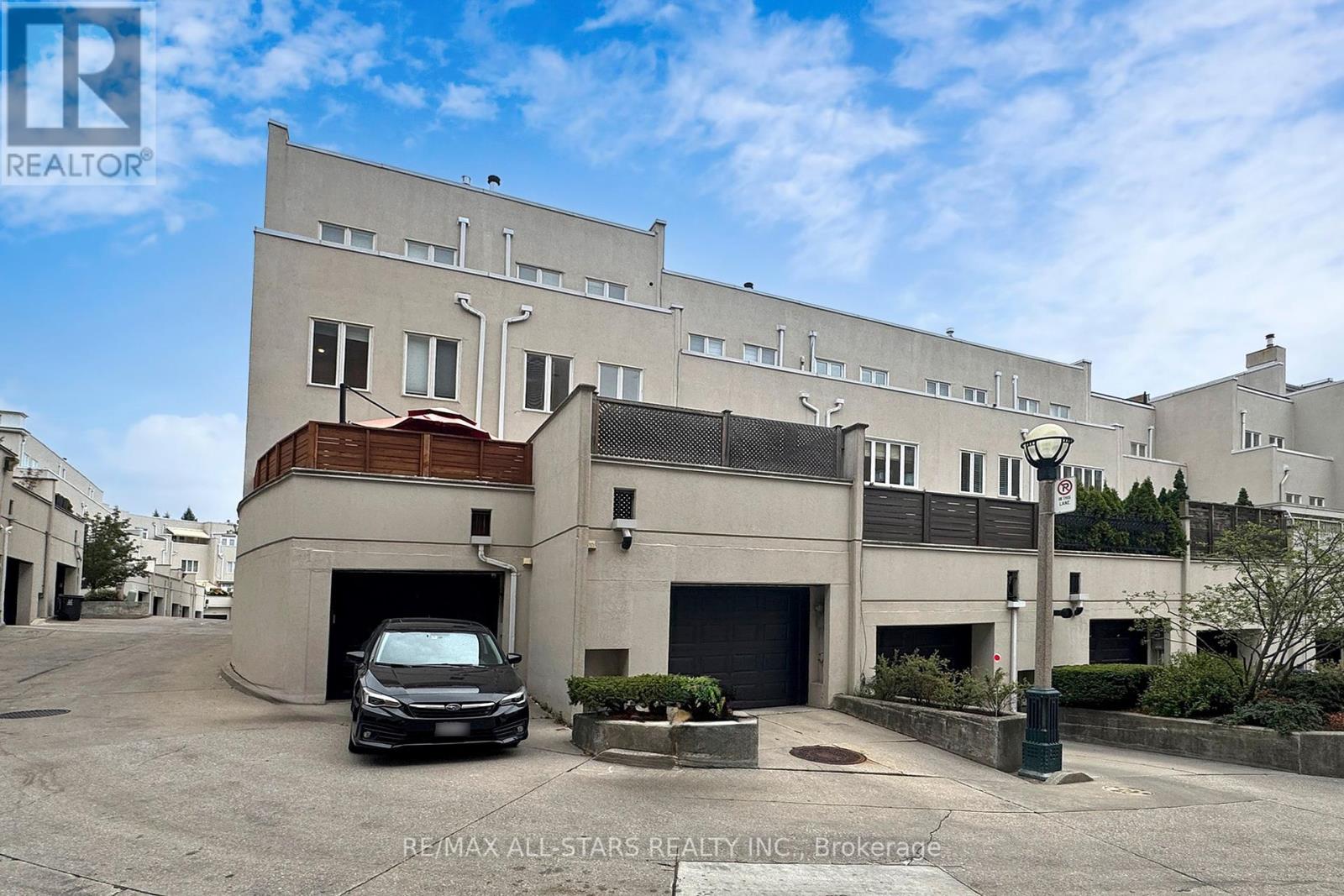 Photo 21 of 246 Walmer Road, Toronto ON