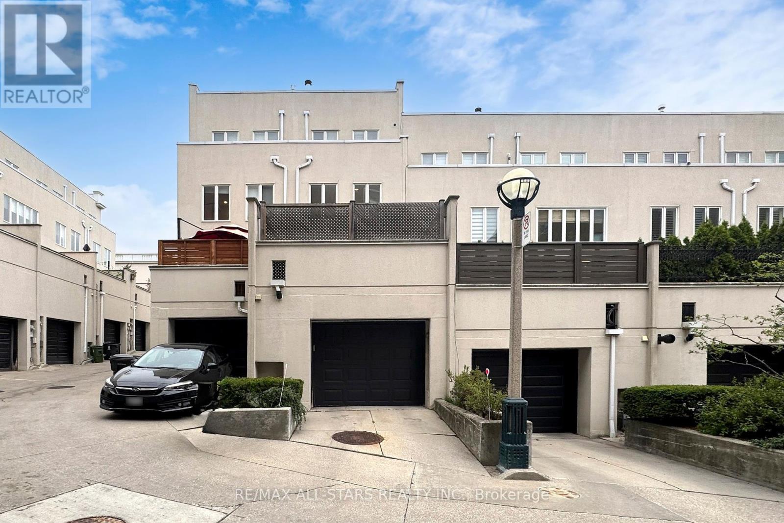 Photo 24 of 246 Walmer Road, Toronto ON