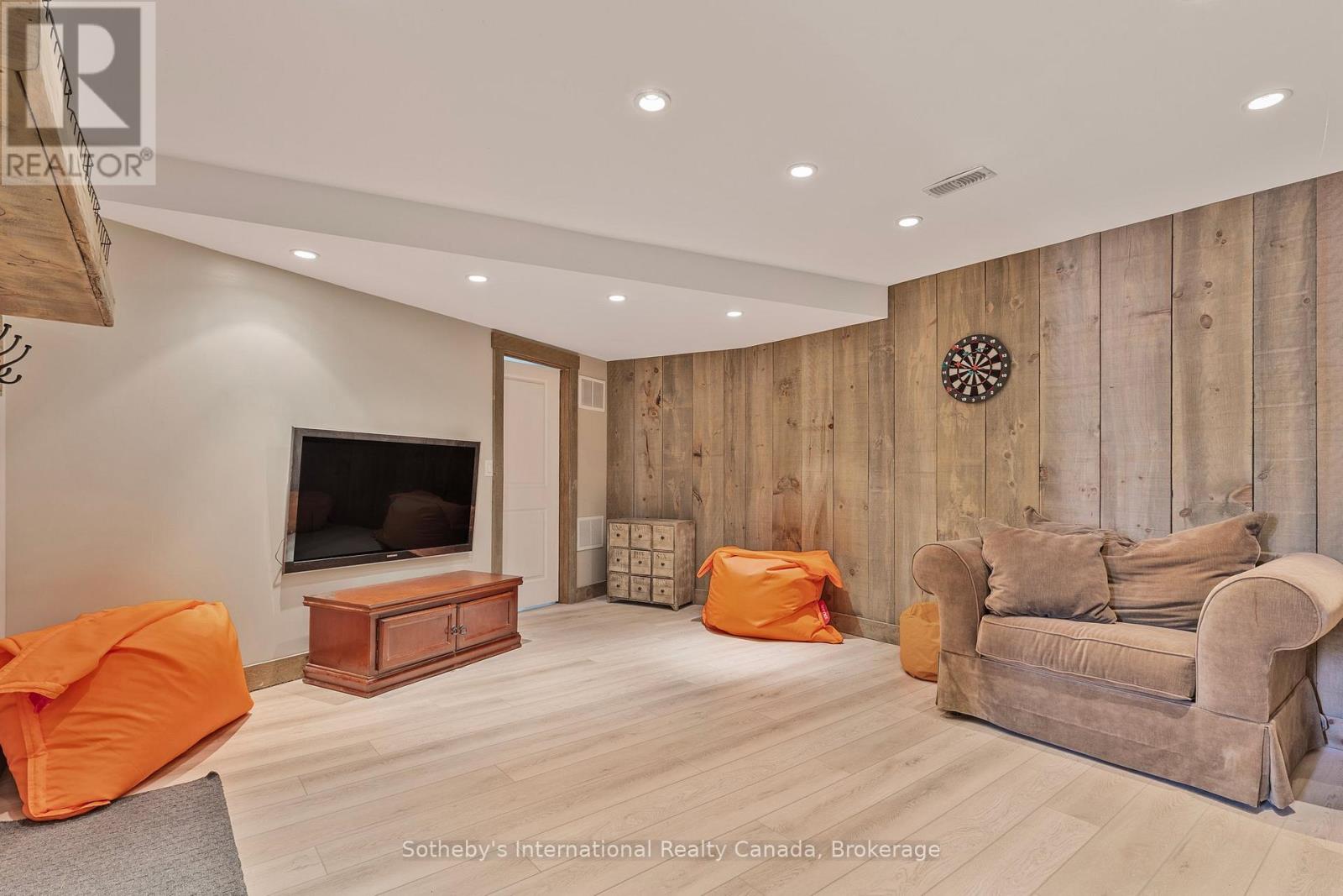 Photo 11 of 25 104 Farm Gate Road, Blue Mountains ON