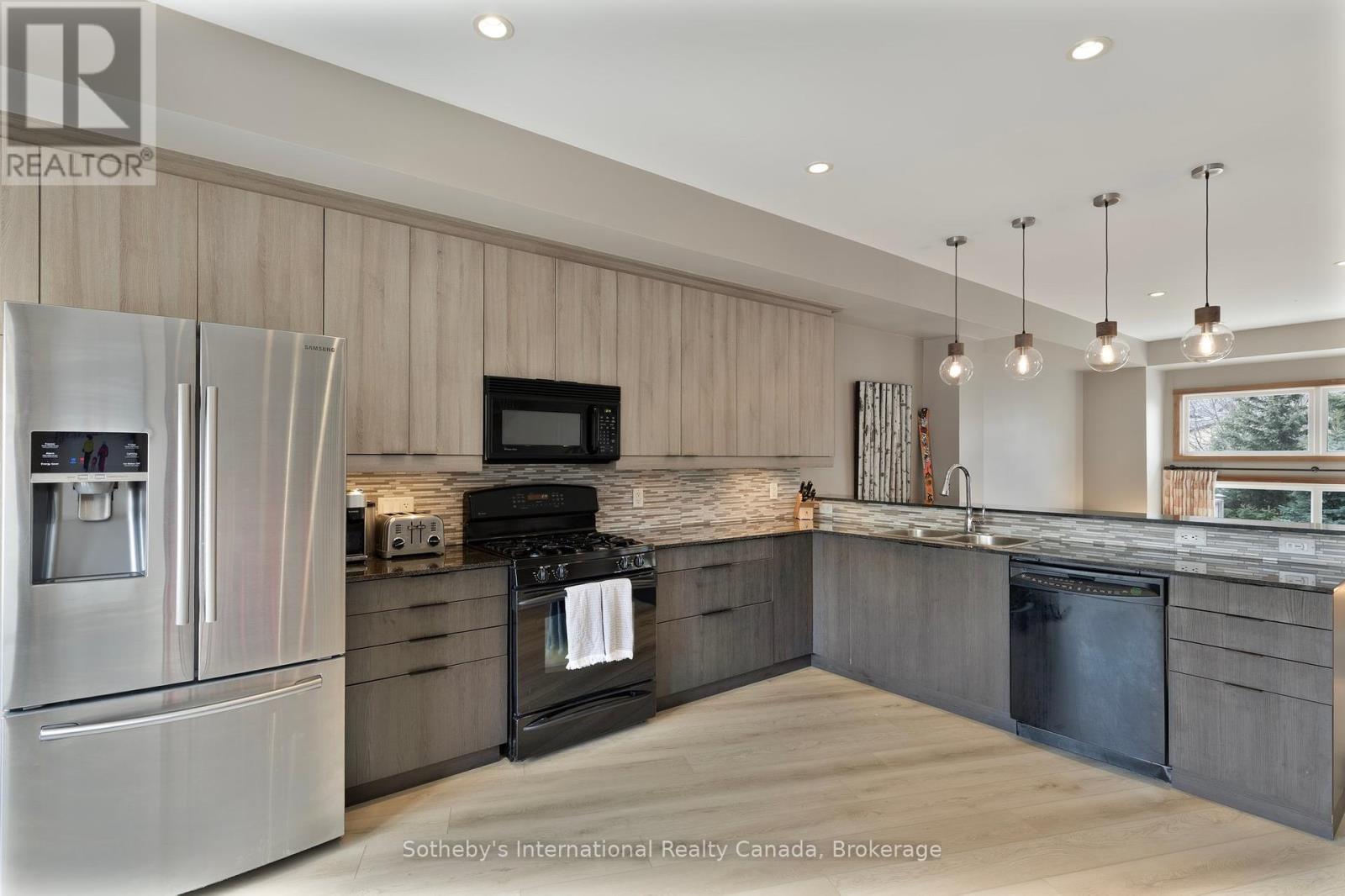 Photo 21 of 25 104 Farm Gate Road, Blue Mountains ON