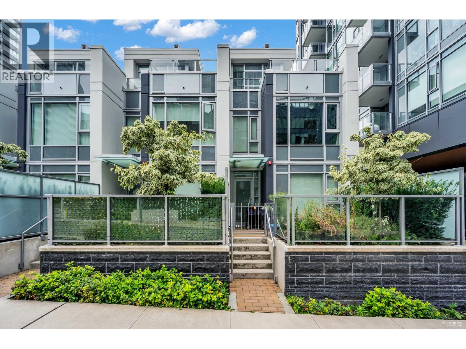 TH1 6398 SILVER AVENUE, Burnaby
