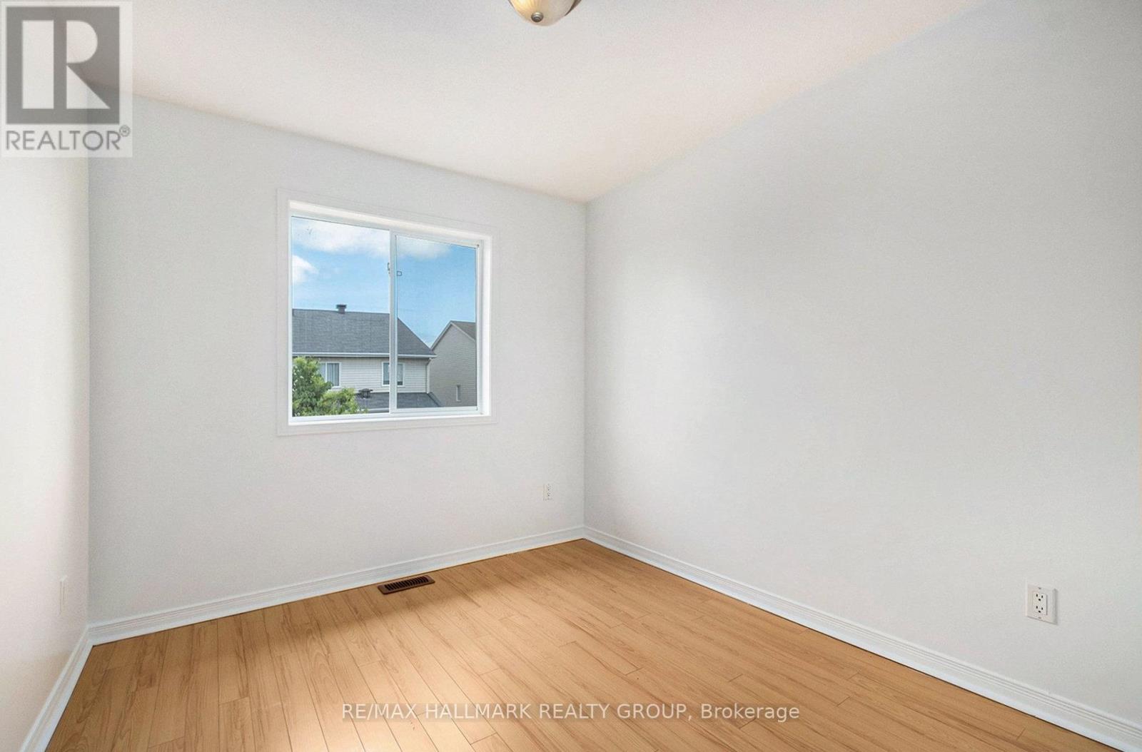 Photo 12 of 121 Prem Circle, Ottawa ON