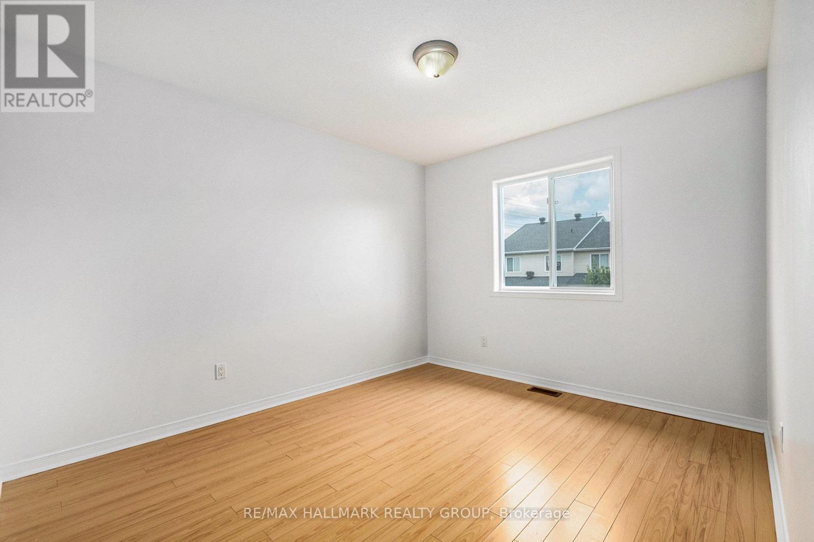 Photo 13 of 121 Prem Circle, Ottawa ON