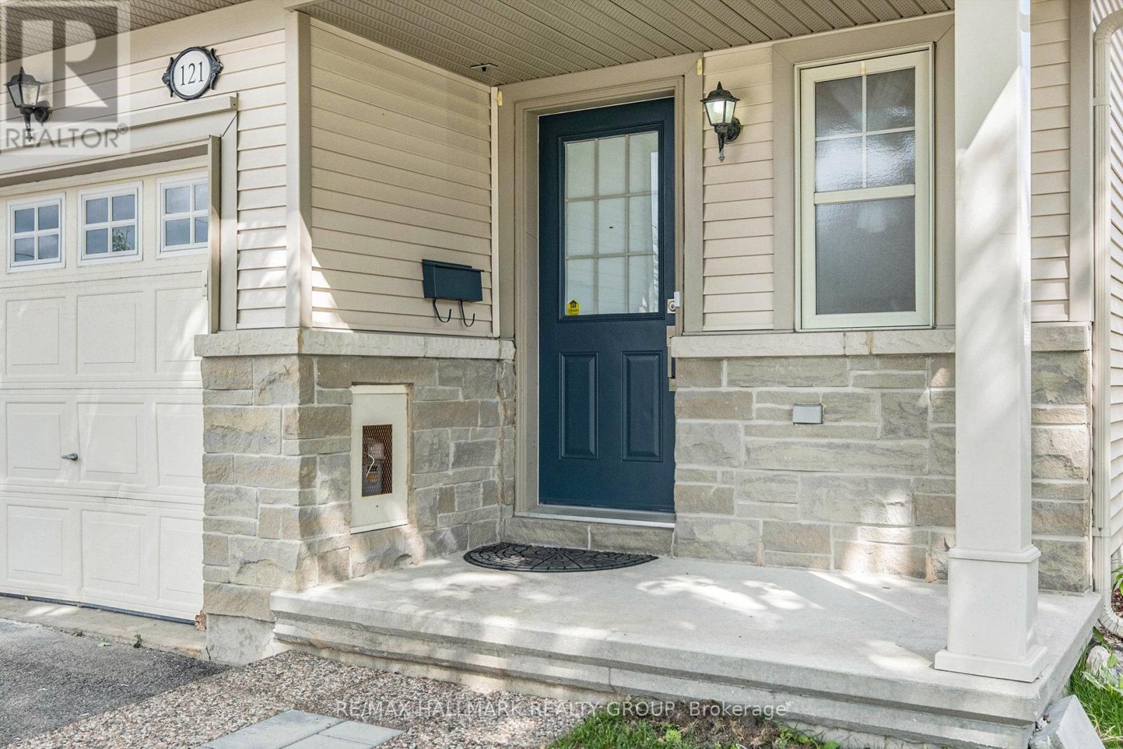 Photo 2 of 121 Prem Circle, Ottawa ON