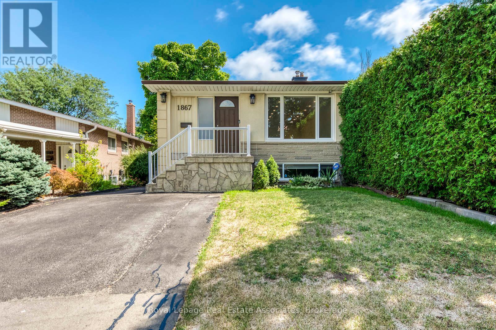 Photo 2 of Lower 1867 Sandgate Crescent, Mississauga ON