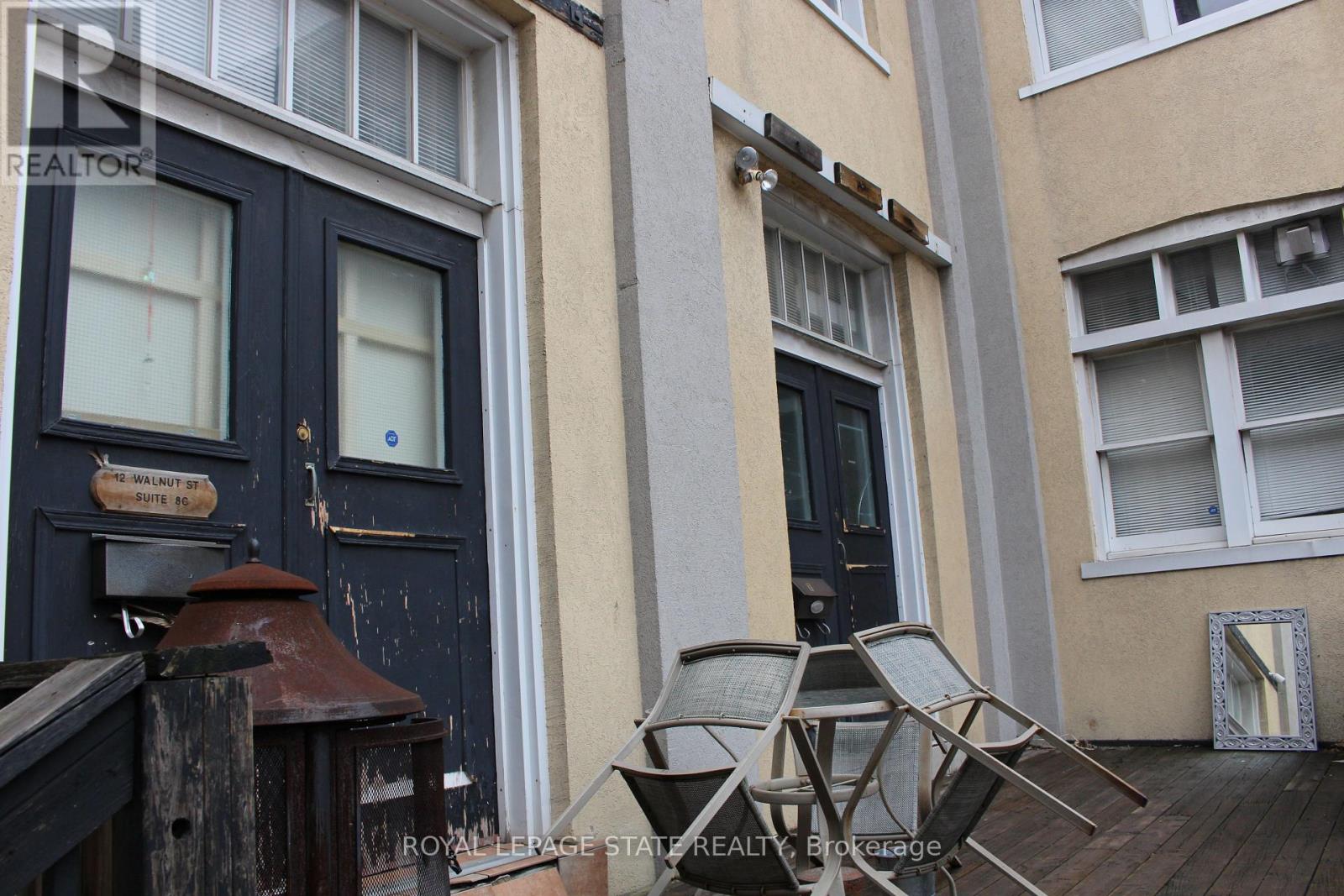 Photo 5 of 12 Walnut Street S, Hamilton ON