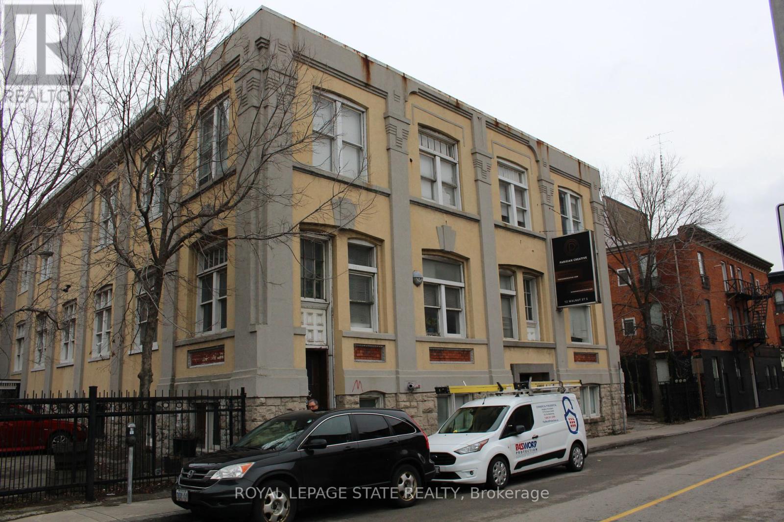 Photo 2 of 12 Walnut Street S, Hamilton ON