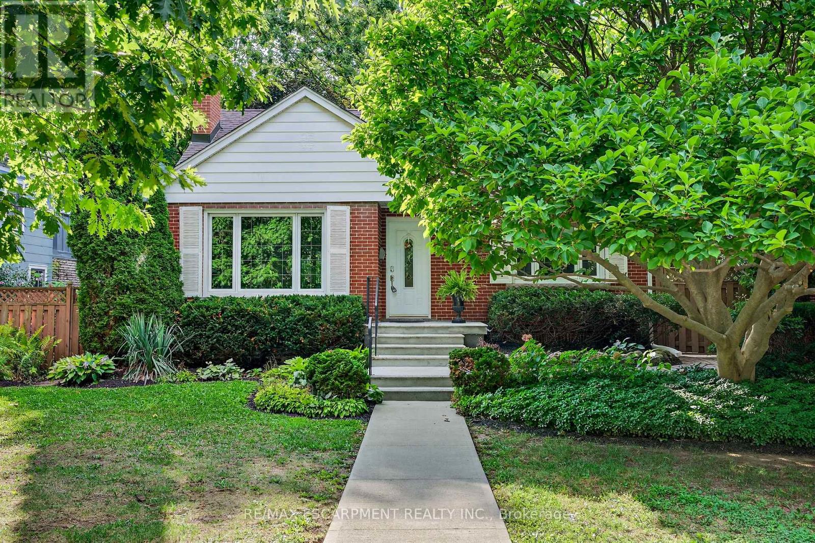Photo 3 of 16 Parkview Row, Hamilton ON