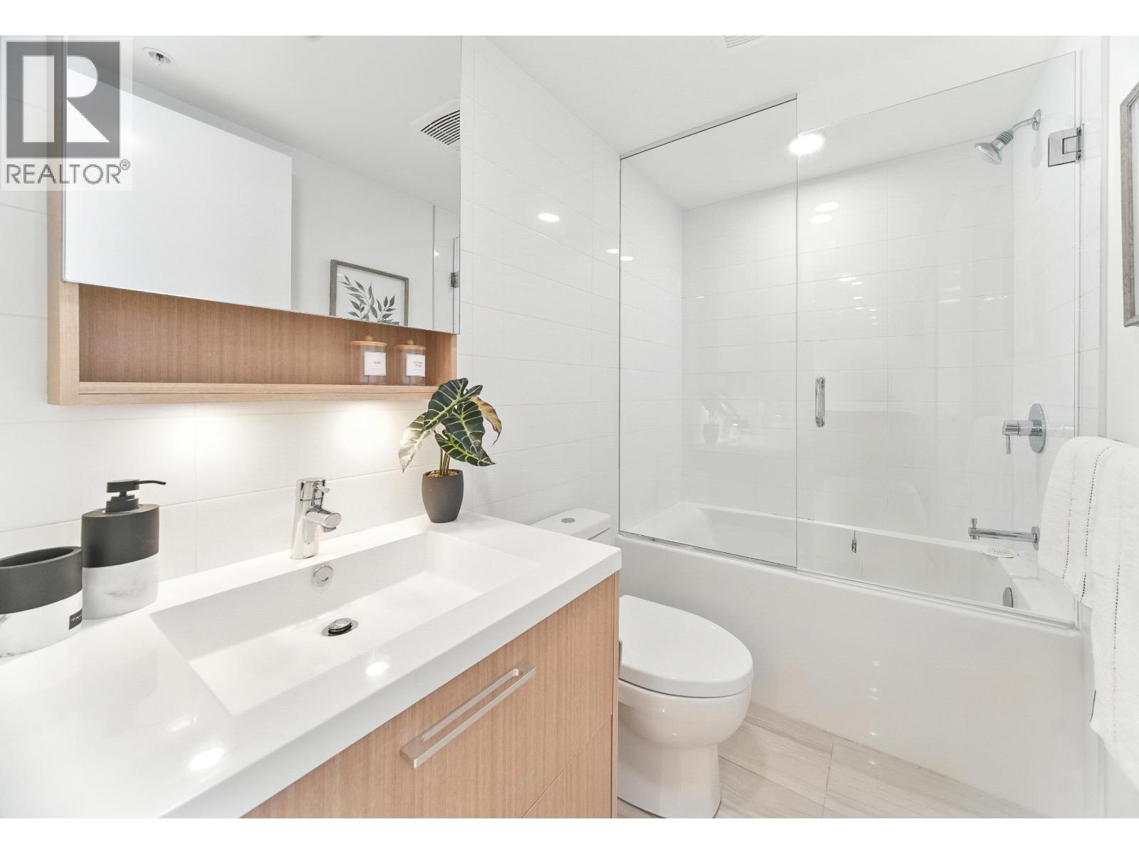 Photo 18 of 912 5580 No 3 Road, Richmond BC