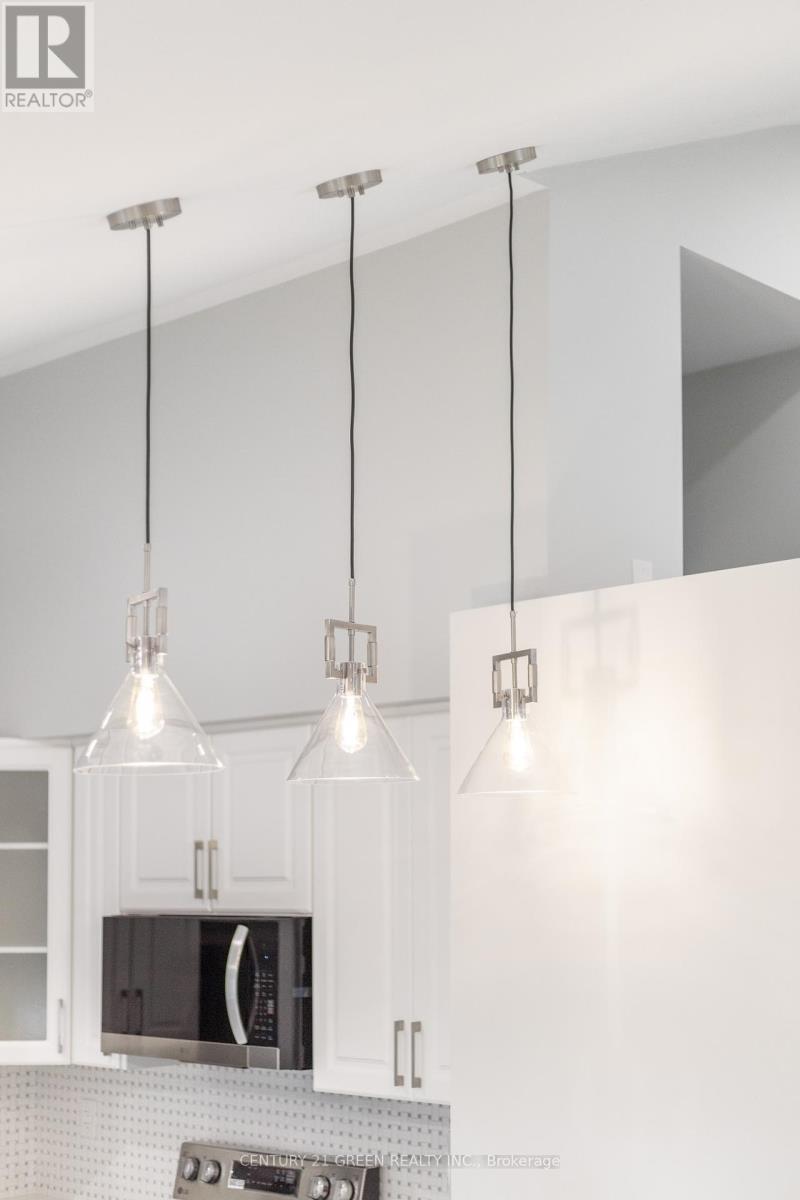 Photo 18 of 32 Brookridge Drive, Toronto ON