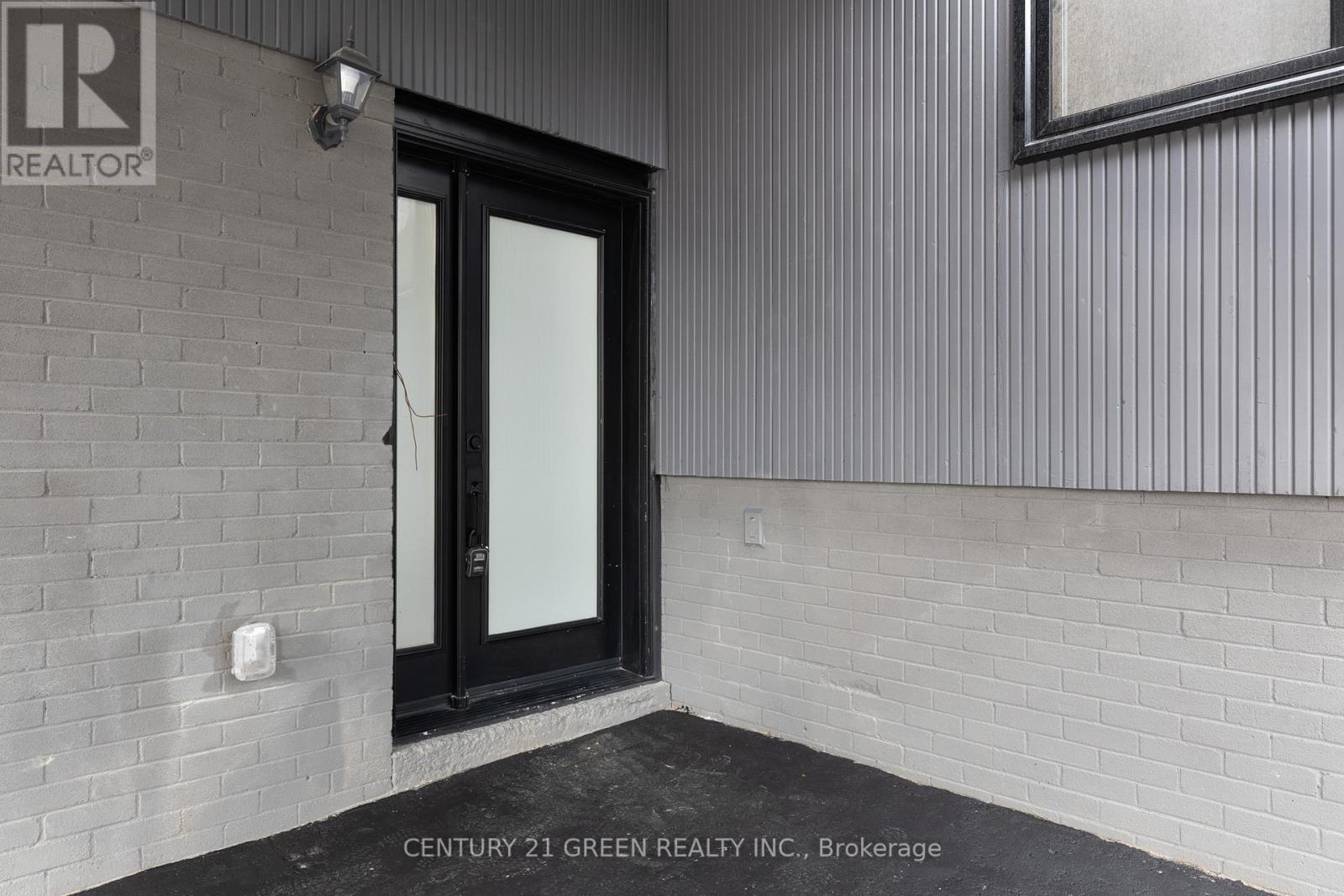 Photo 4 of 32 Brookridge Drive, Toronto ON