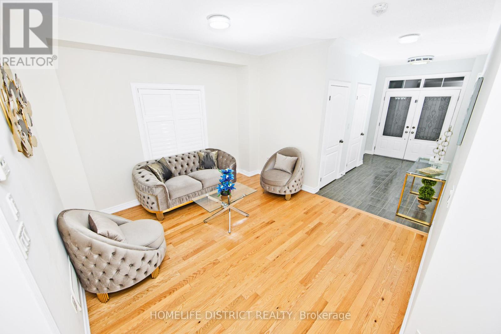 Photo 10 of 22 Tait Crescent, Clarington ON