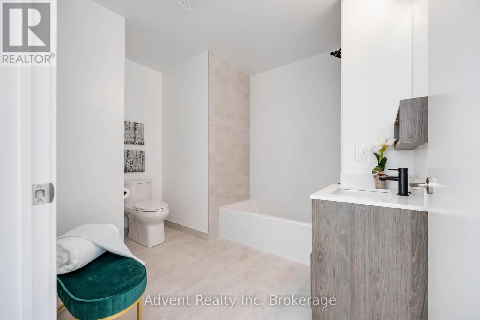 Photo 18 of 412 8888 Yonge Street, Richmond Hill ON