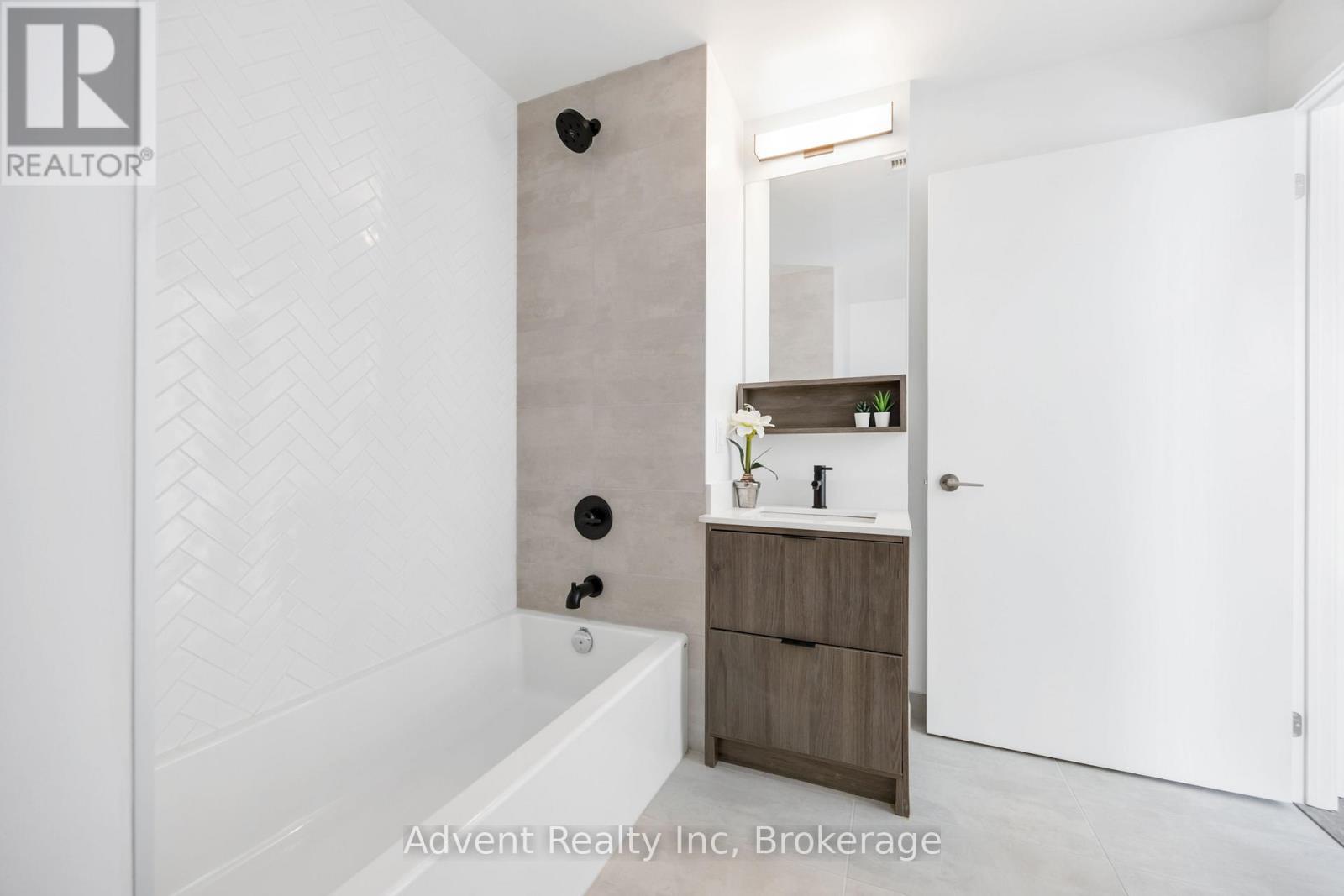 Photo 19 of 412 8888 Yonge Street, Richmond Hill ON