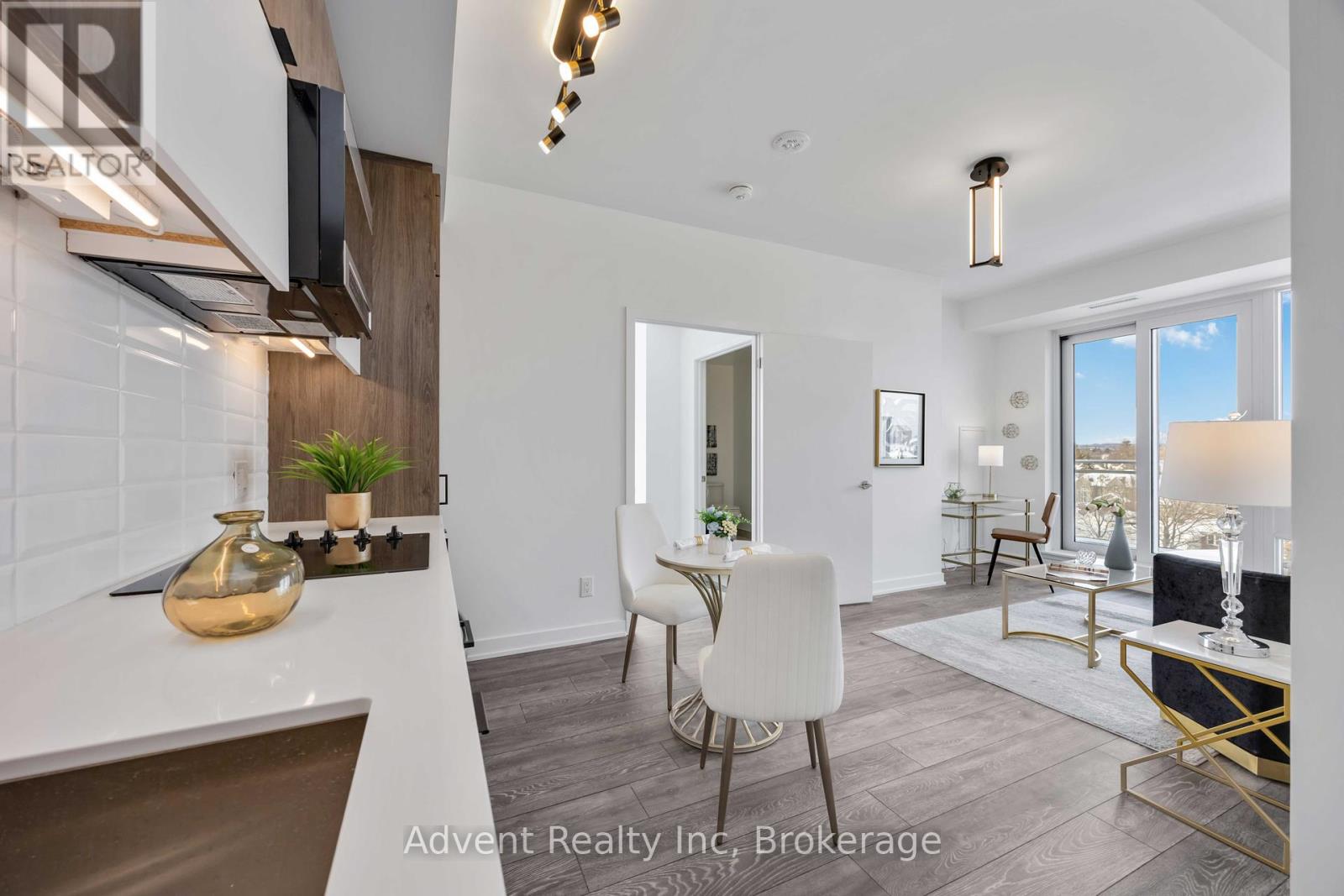 Photo 6 of 412 8888 Yonge Street, Richmond Hill ON