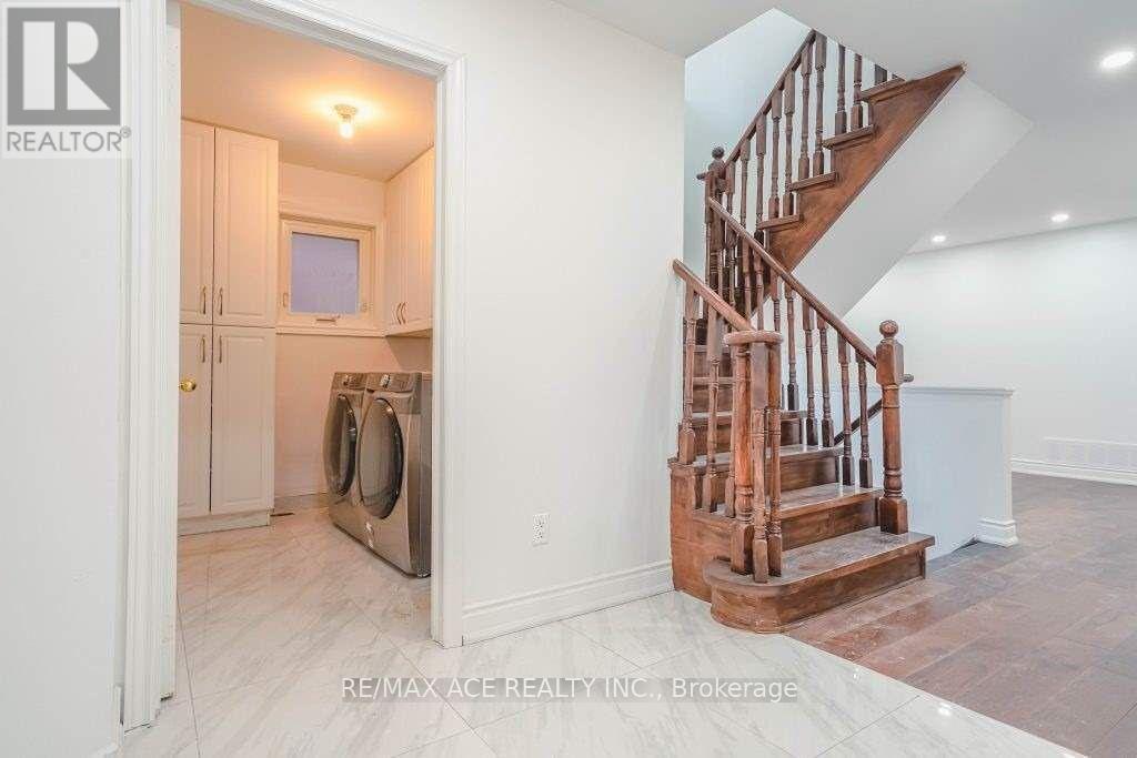 Photo 2 of Main 168 Roxbury Street, Markham ON