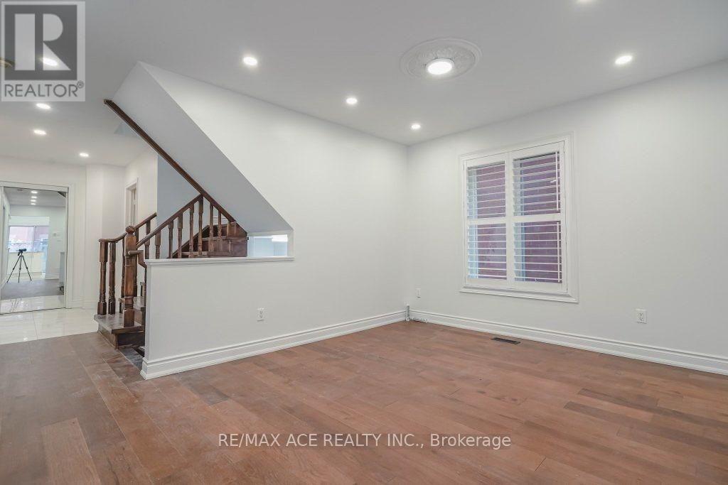 Photo 3 of Main 168 Roxbury Street, Markham ON