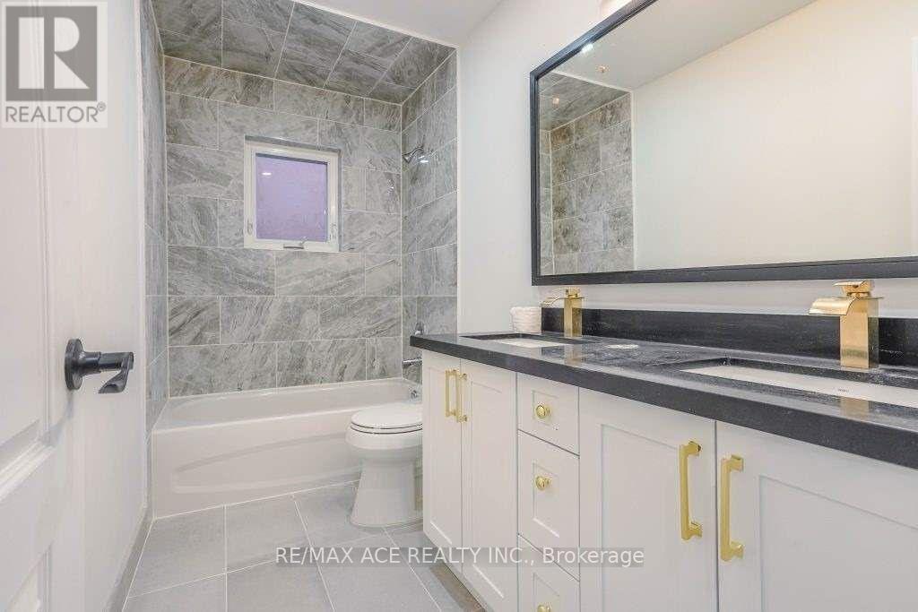 Photo 8 of Main 168 Roxbury Street, Markham ON