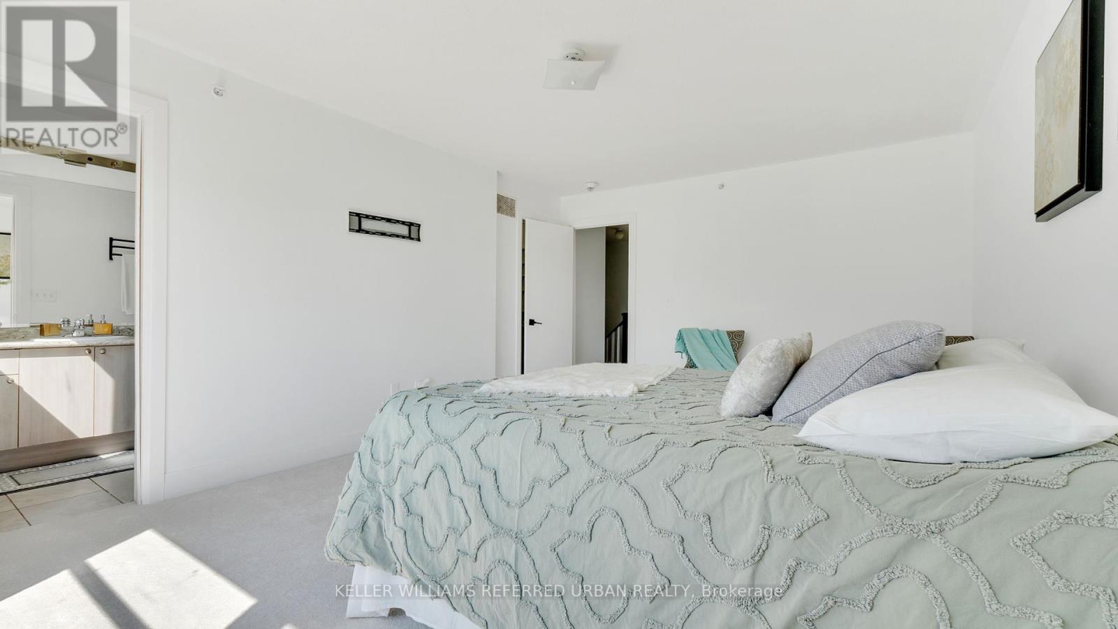 Photo 2 of 50 Jerseyville Way, Whitby ON