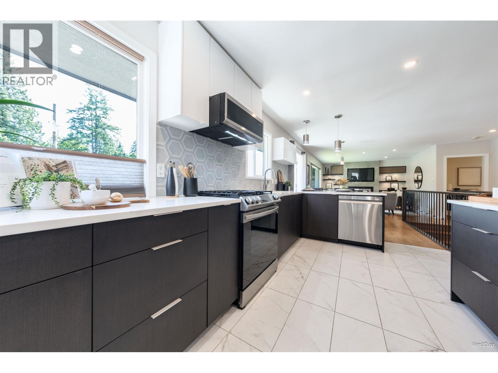 Photo 6 of 949 Hartford Place, North Vancouver BC