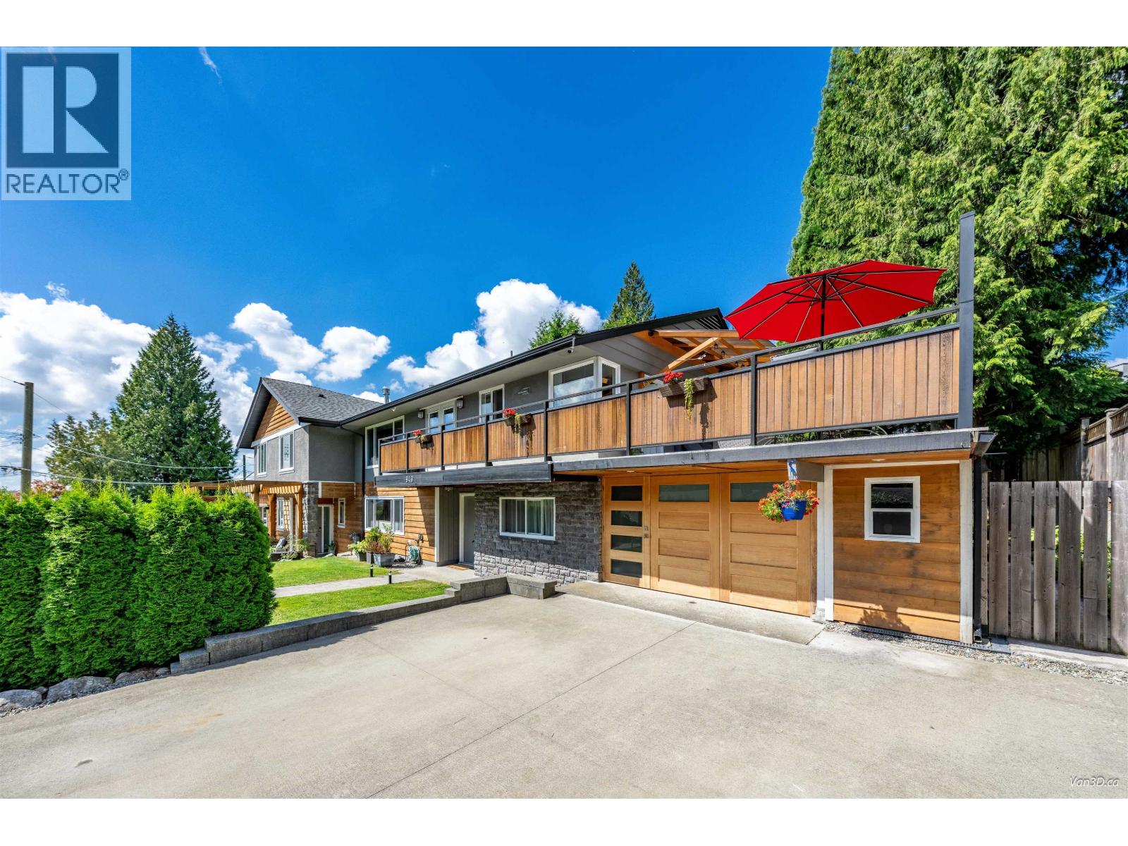 Photo 2 of 949 Hartford Place, North Vancouver BC