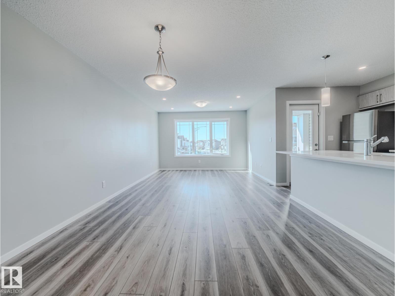 Photo 5 of 20532 21 Av Nw, Edmonton AB