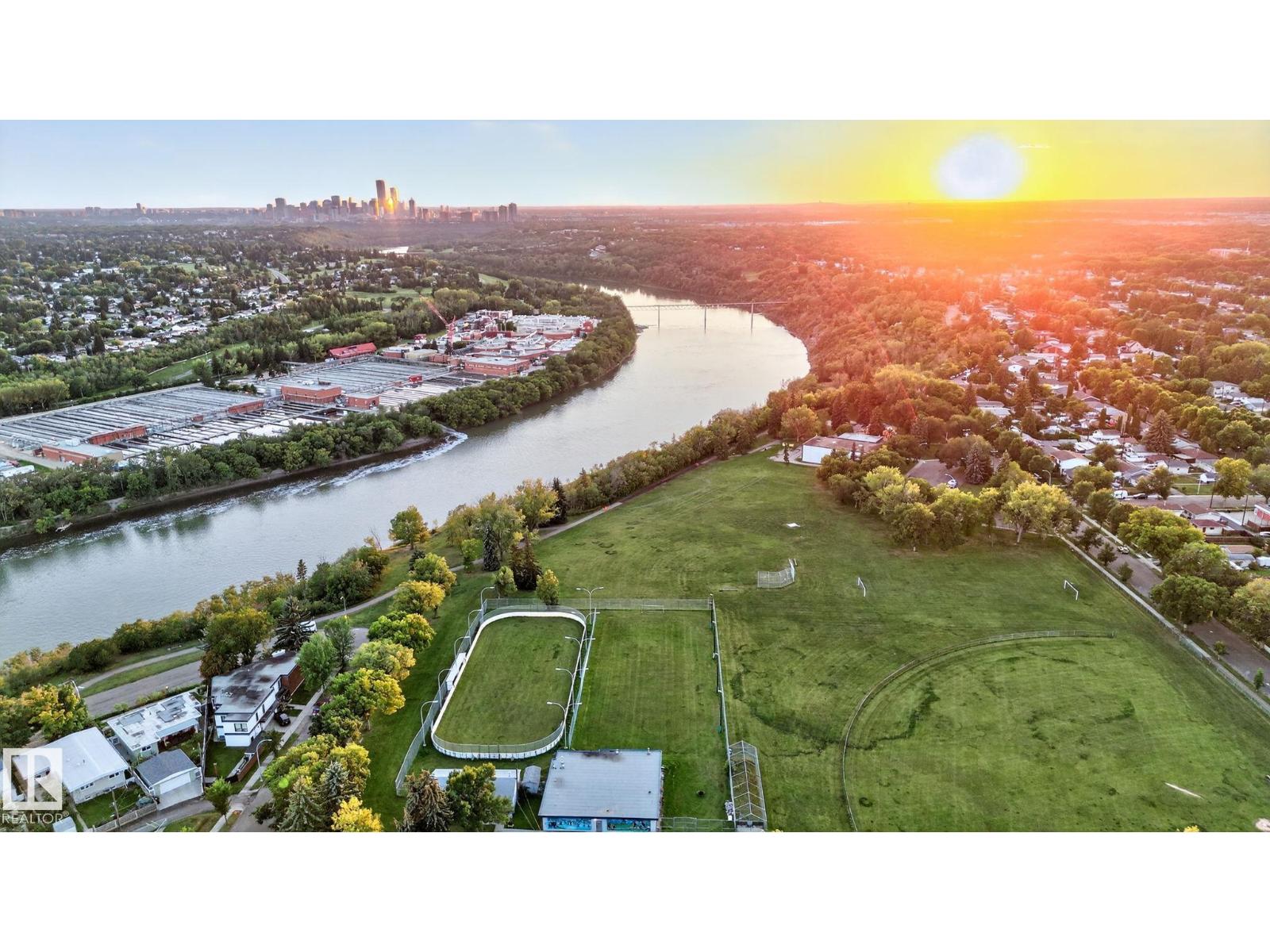 Photo 10 of 3814 108 Av Nw, Edmonton AB