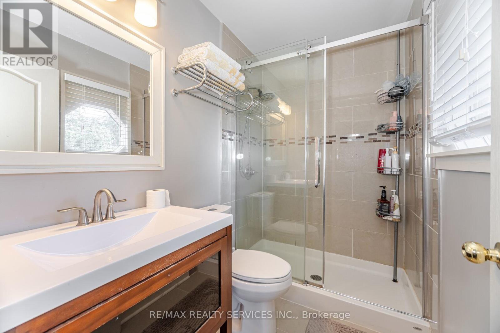 Photo 4 of 10 Deer Creek Place, Brampton ON