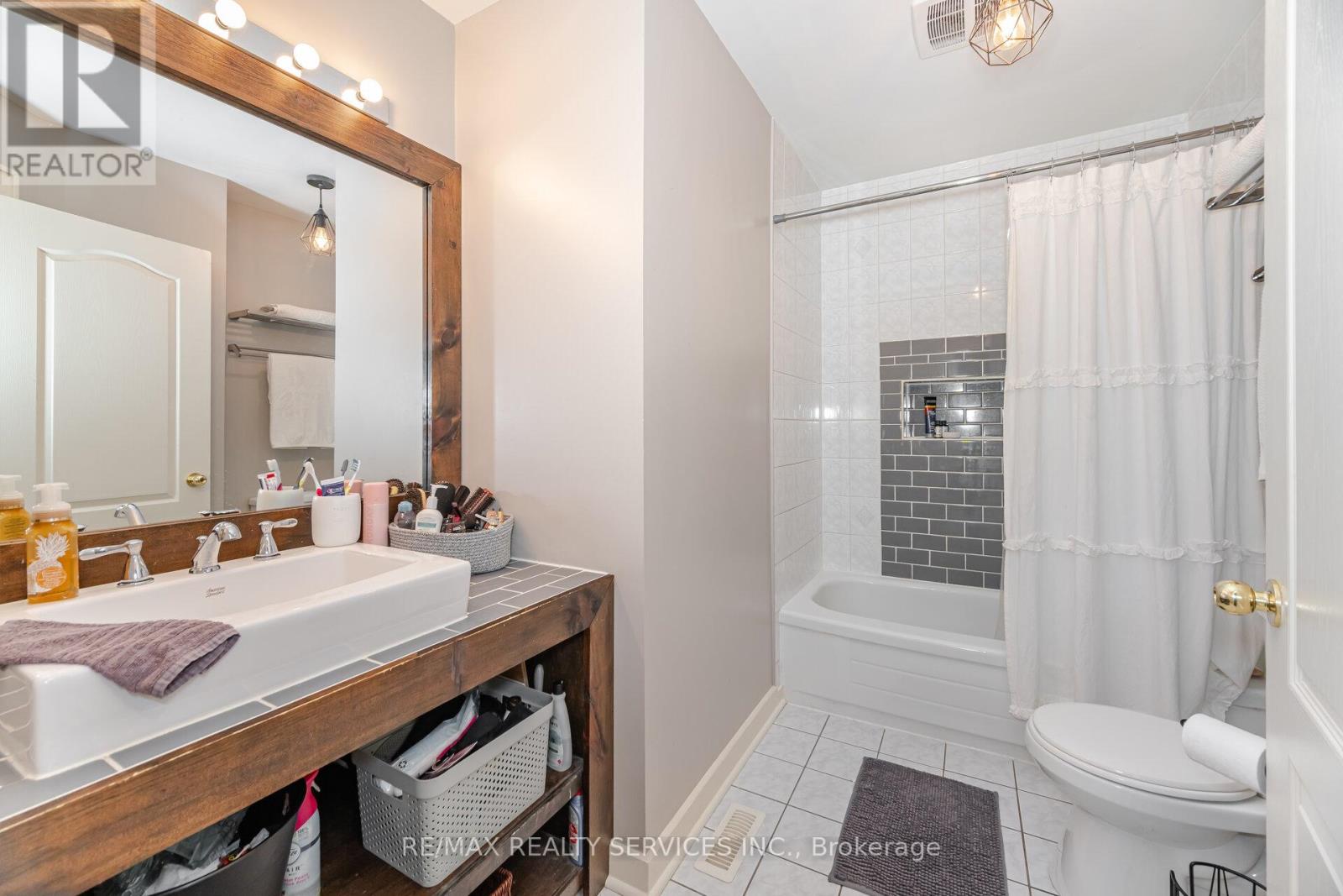 Photo 11 of 10 Deer Creek Place, Brampton ON