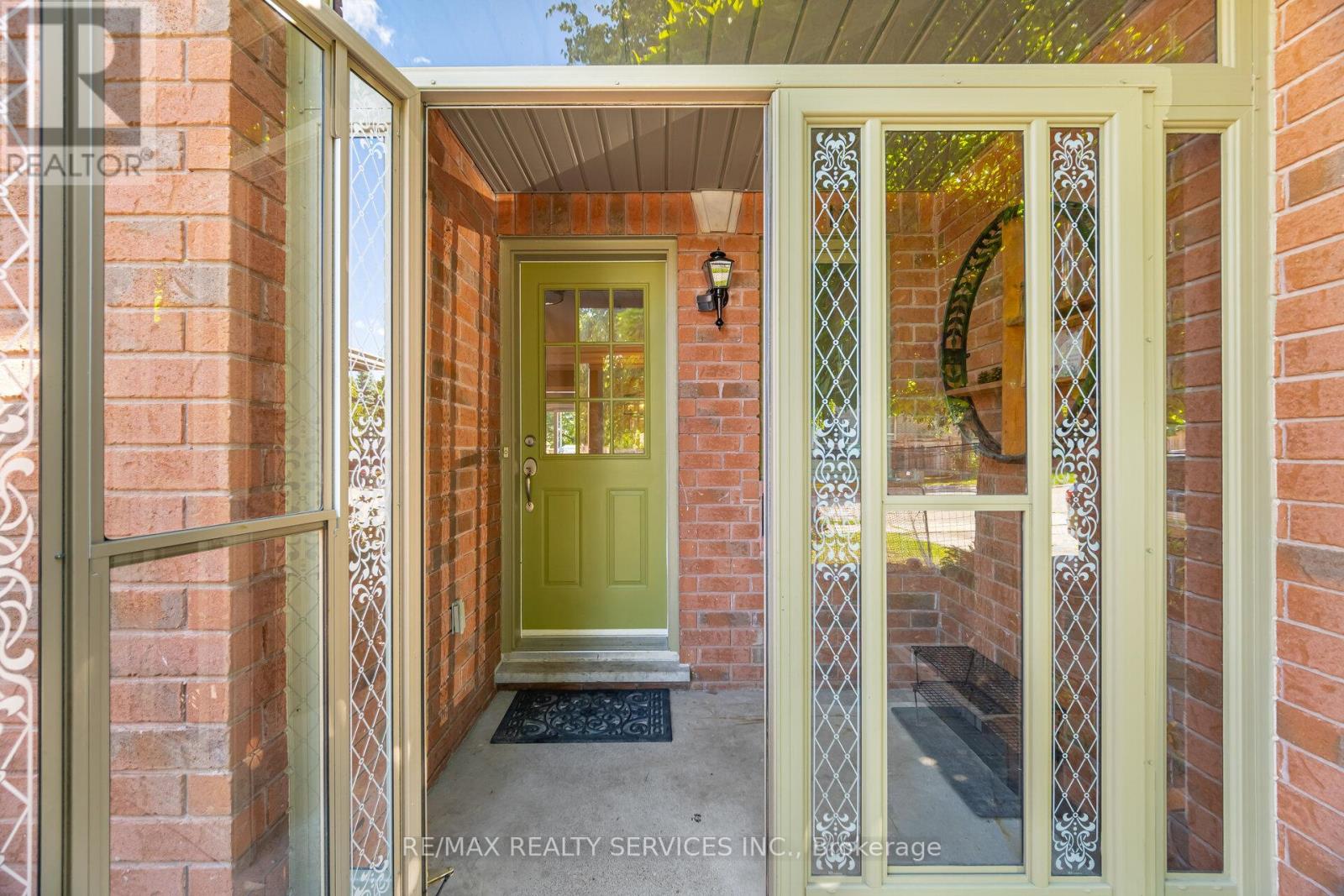 Photo 2 of 10 Deer Creek Place, Brampton ON