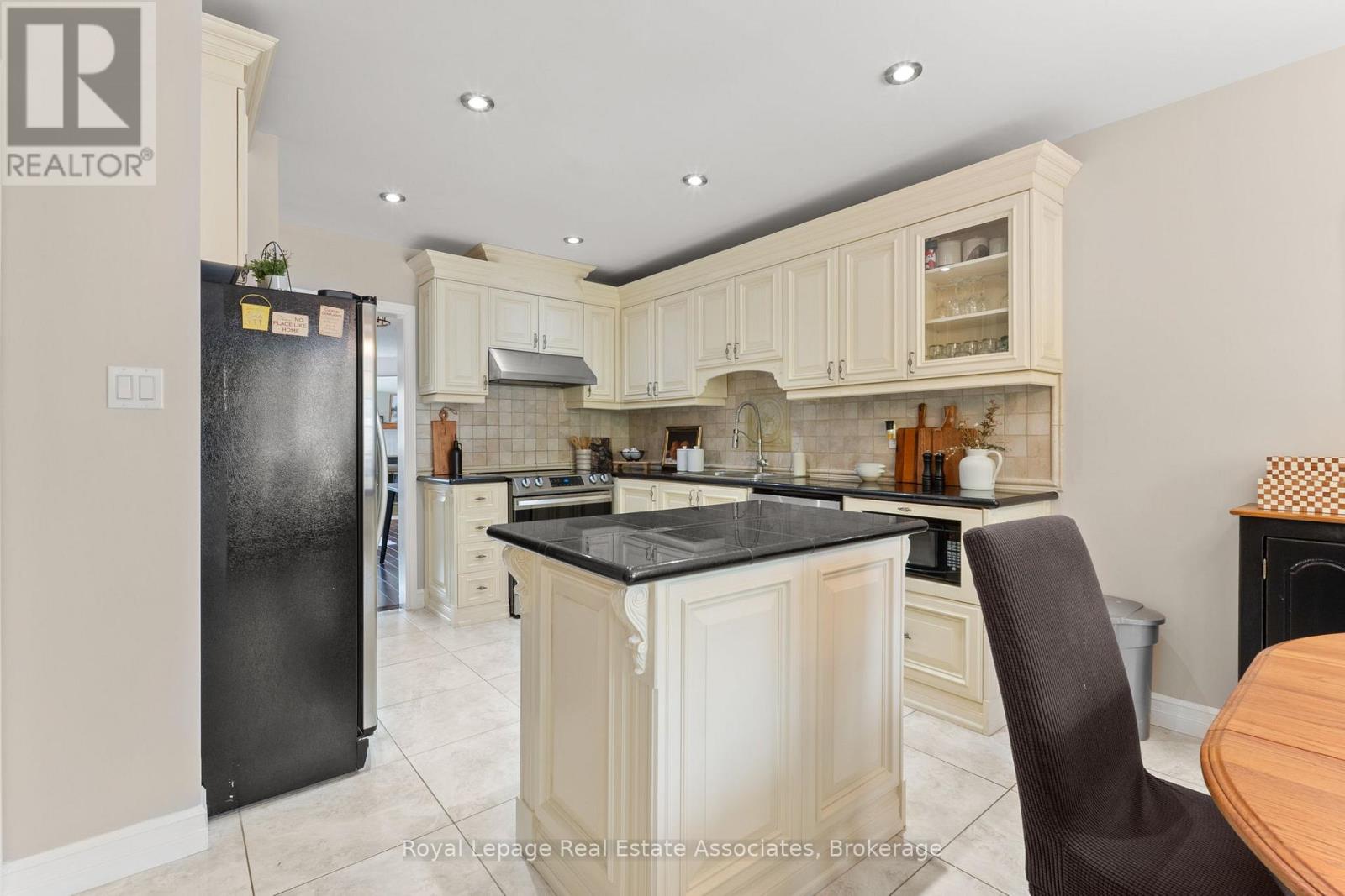 Photo 4 of 7 4605 Donegal Drive, Mississauga ON