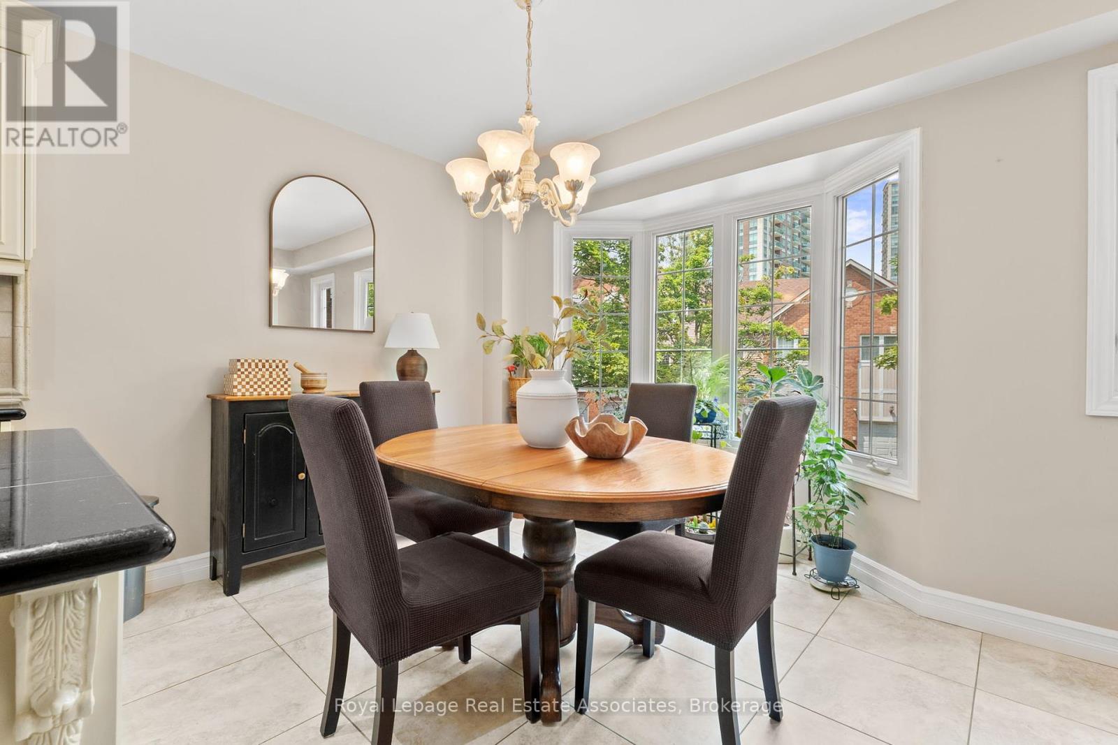 Photo 8 of 7 4605 Donegal Drive, Mississauga ON