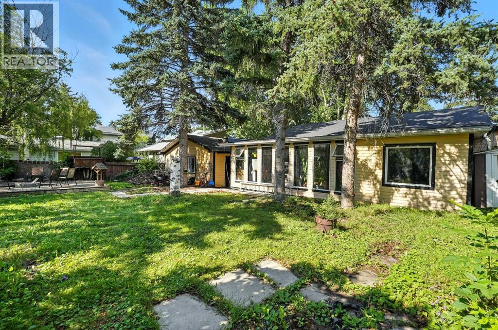 Photo 5 of 7827 33 Avenue Nw, Calgary AB