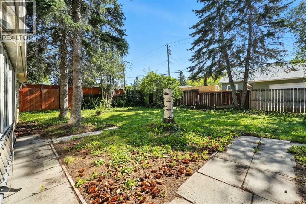 Photo 12 of 7827 33 Avenue Nw, Calgary AB