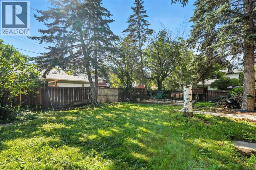 Photo 3 of 7827 33 Avenue Nw, Calgary AB