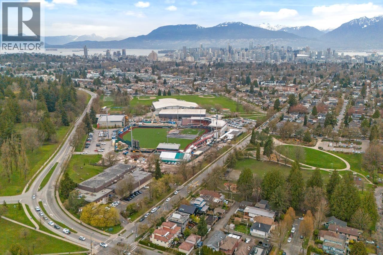 Photo 4 of 205 5089 Quebec Street, Vancouver BC